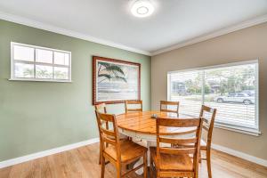 1 Block to Shore: Fort Myers Beach Retreat