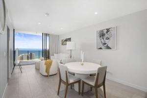 Broadbeach Elegant apartment with views!