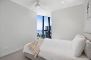 Broadbeach Elegant apartment with views!
