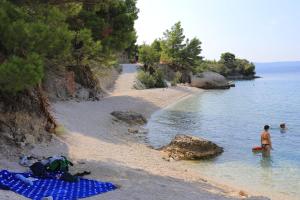 Apartments with parking space Omis - 23229