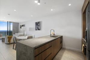 Broadbeach Elegant apartment with views!