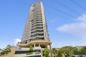 Broadbeach Elegant apartment with views!