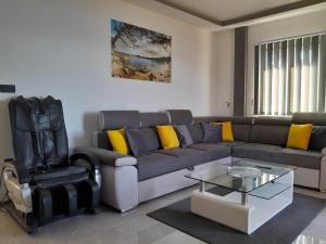 Apartments with parking space Omis - 23229