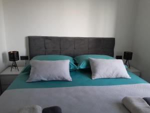 Apartments with parking space Omis - 23229