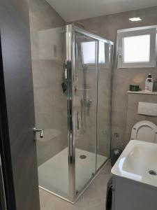 Apartments with parking space Omis - 23229