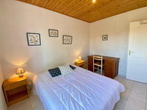 Maisons de vacances Maison Familiale Ideale : Proche Mer et Centre, Calme, Terrasse, 8 Pers, WiFi, Garage - FR-1-231-275 : photos des chambres