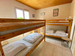 Maisons de vacances Maison Familiale Ideale : Proche Mer et Centre, Calme, Terrasse, 8 Pers, WiFi, Garage - FR-1-231-275 : photos des chambres