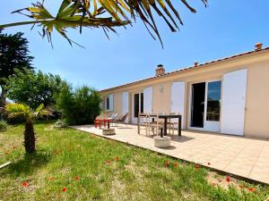 Maisons de vacances Maison Familiale Ideale : Proche Mer et Centre, Calme, Terrasse, 8 Pers, WiFi, Garage - FR-1-231-275 : photos des chambres