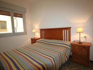 Apartamento céntrico y luminoso a 100m de la playa, renovado con WiFi, balcón y lavadora - ES-228-6