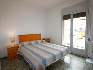 Apartamento céntrico y luminoso a 100m de la playa, renovado con WiFi, balcón y lavadora - ES-228-6