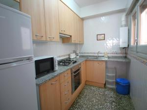 Apartamento céntrico y luminoso a 100m de la playa, renovado con WiFi, balcón y lavadora - ES-228-6