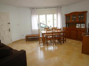 Apartamento renovado, céntrico y luminoso a 100m de la playa del Puerto, Llançà - ES-228-37