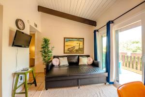 Seagulls Serenade Cozy 1BR Hideaway near Beach 206
