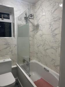 Newly decorated 2 bedroom flat in South East London