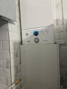 Newly decorated 2 bedroom flat in South East London