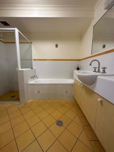 Apartment in the Heart of Bathurst Walk Everywhere