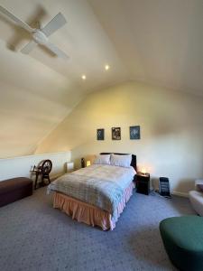 Apartment in the Heart of Bathurst Walk Everywhere