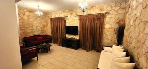 Valia Suite, Stone House