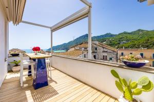 Starhost - BDIFFERENT SUITES, seaview terrace in the amalfian old village