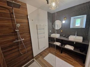 Maisons de vacances Gite Les Ecuries des Garnisons : Maison 4 Chambres