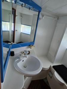 Bateaux Nuit insolite bateau a quai - Port Saint Louis du Rhone : photos des chambres