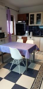 Apartments Adri, Parking in the yard