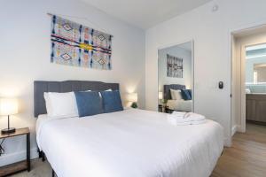 2BR CozySuites at Kierland Commons with pool #03