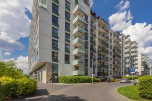 Nowoczesny Apartament z Parkingiem na Pradze Południe w Warszawie by Noclegi Renters