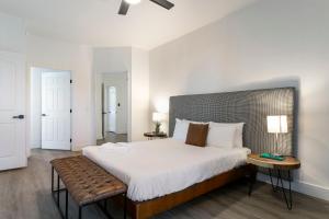 CozySuites at Kierland Commons with pool #01