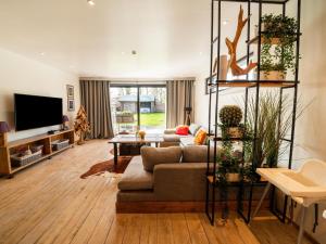 Holiday Home Somme-Leuze with Jacuzzi