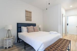 TWO CozySuites at Kierland Commons with pool