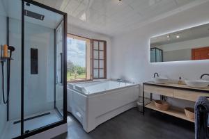 Maisons de vacances Le Moutou - Maison avec piscine : photos des chambres