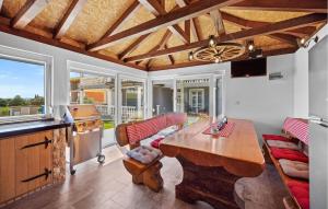 3 Bedroom Cozy Apartment In Medulin 