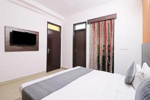 Mauryan Express Hotel Dashrathpuri Metro
