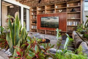 Villa Giraffe Seminyak, 4br short walk to Potato Head