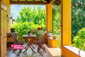 Villetta Camelia with Garden by Wonderful Italy