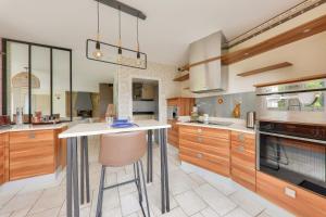 Maison de pierre pour 8 avec beau jardin