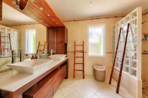 Maisons de vacances Maison de pierre pour 8 avec beau jardin : photos des chambres