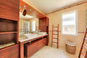 Maisons de vacances Maison de pierre pour 8 avec beau jardin : photos des chambres