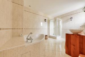 Maisons de vacances Maison de pierre pour 8 avec beau jardin : photos des chambres