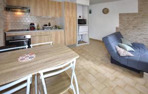 Maisons de vacances 1 Bedroom Cozy Home In Piolenc : photos des chambres