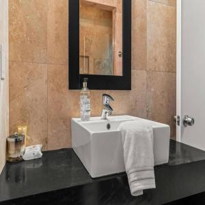 Bright & Modern Home with Patio