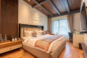 Hanric by Eight Continents, Ikshana Luxe