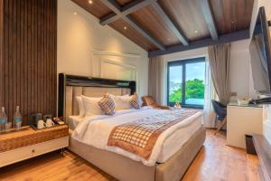 Hanric by Eight Continents, Ikshana Luxe