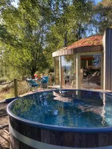 Craigmaddie Muir Roundhouse with Hot Tub Romantic, Luxury, Rural Stay for 2 Near Milngavie - 米尔盖