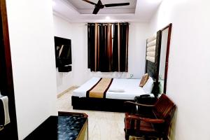 Hotel Crystal Deluxe at New Delhi Railway Station