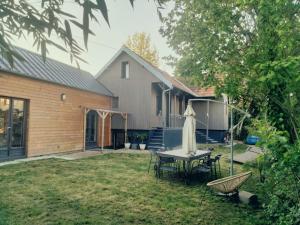 Maisons de vacances MAISON ATYPIQUE EN BOIS 2 NIVEAUX 7,5km du circuit 24h : photos des chambres