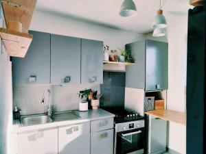 Maisons de vacances MAISON ATYPIQUE EN BOIS 2 NIVEAUX 7,5km du circuit 24h : Maison 3 Chambres