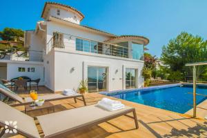 Villa La Casa Blanca by Abahana Villas