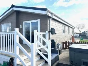 Patrington Leisure Park 21 Sherringham Hot Tub Pet Friendly lodge - Halsham